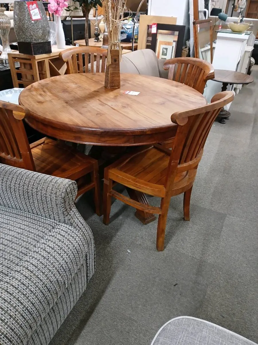 Round table & 4 chairs - Image 1