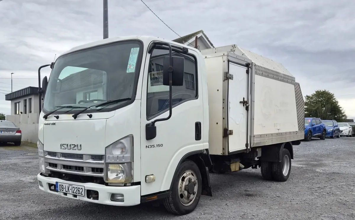 Isuzu tipper 2009 - Image 1