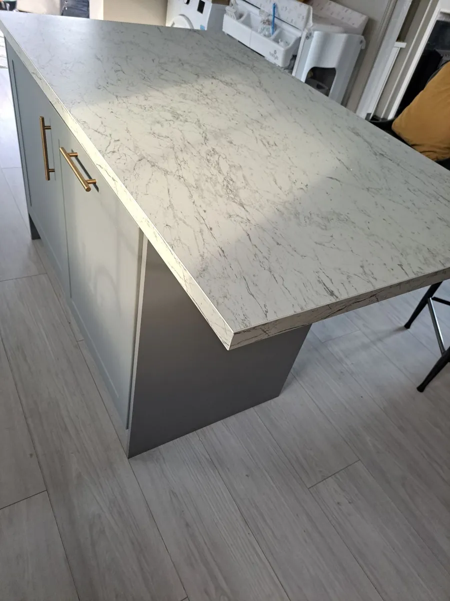 Kitchen island - Image 1