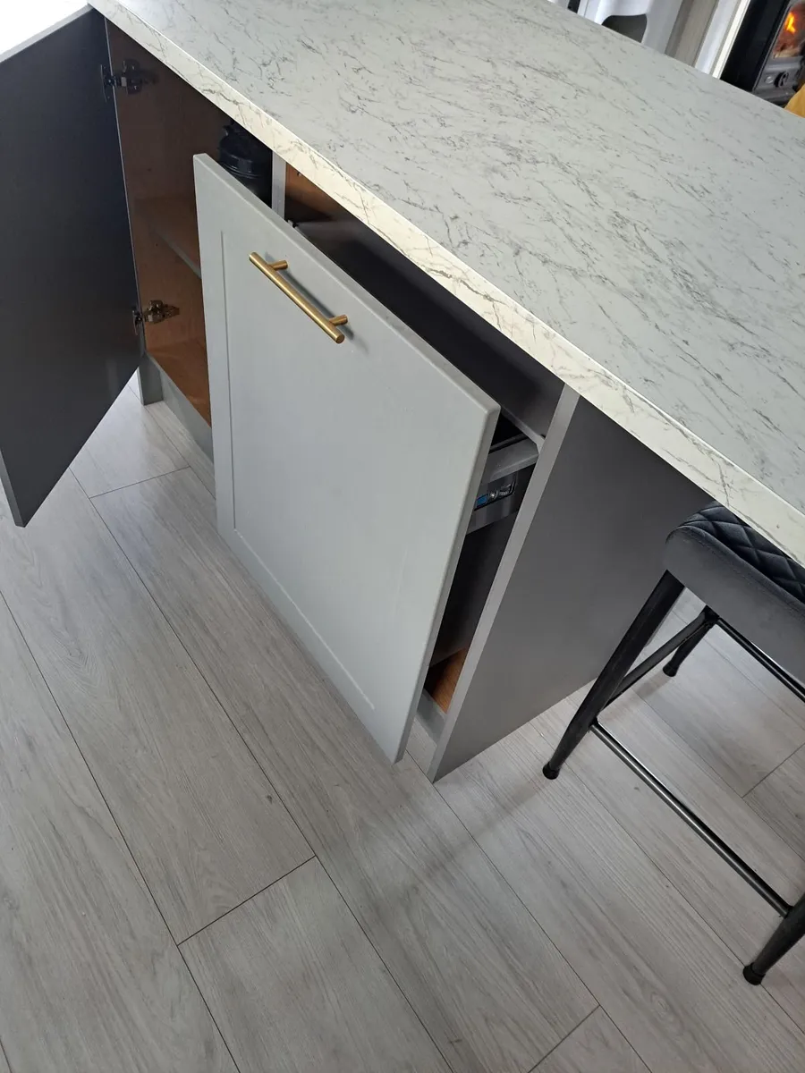 Kitchen island - Image 3