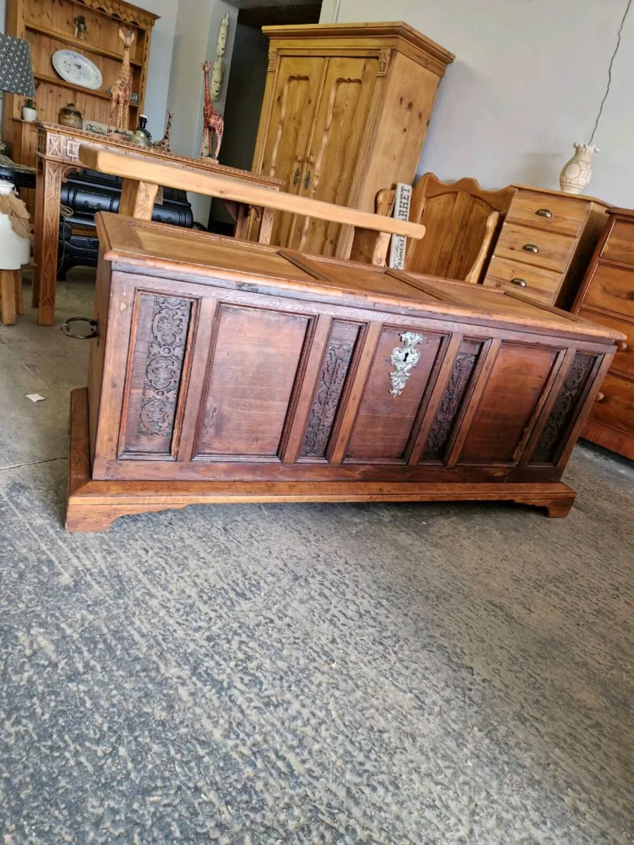 Large 18th century oak coffer - Image 2