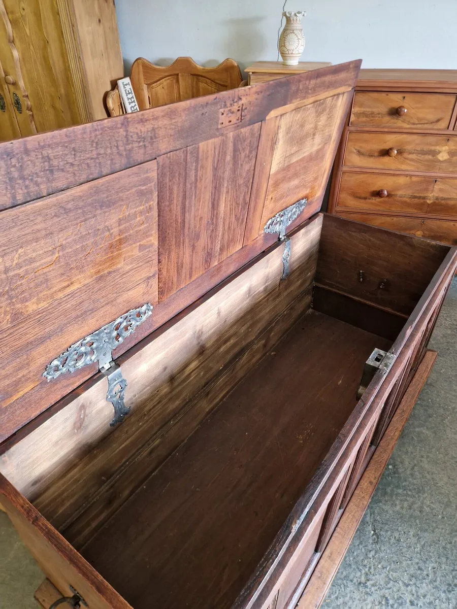 Large 18th century oak coffer - Image 4