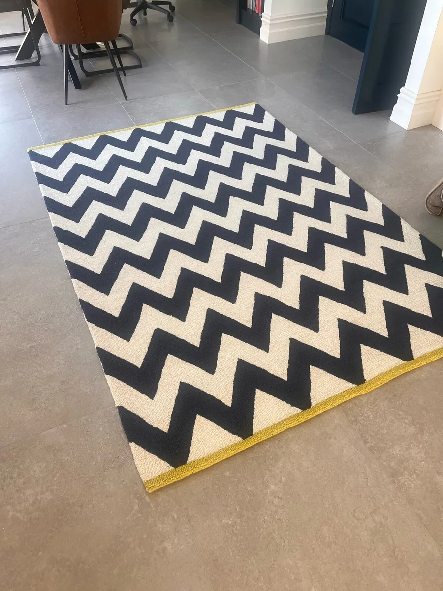 Wool rug and 9 matching cushions - Image 2