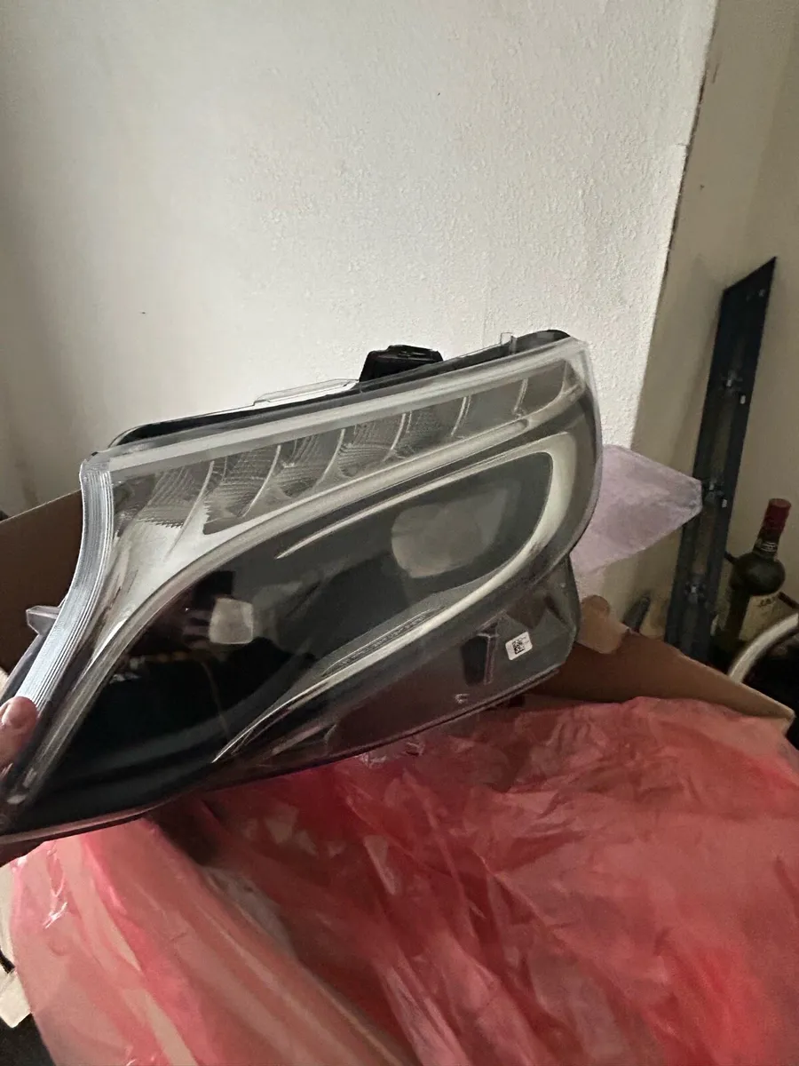 Mercedes Benz v class headlamp - Image 1