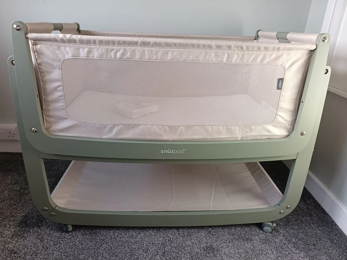 Snuzpod 5 sage green baby crib - Image 2