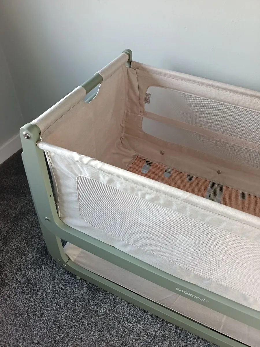 Snuzpod 5 sage green baby crib - Image 4
