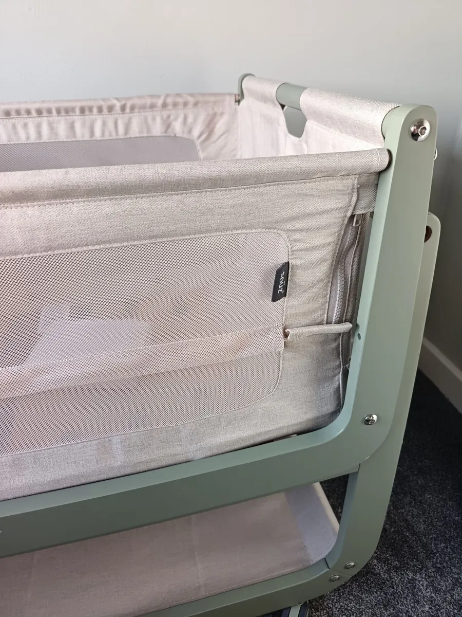 Snuzpod 5 sage green baby crib - Image 3