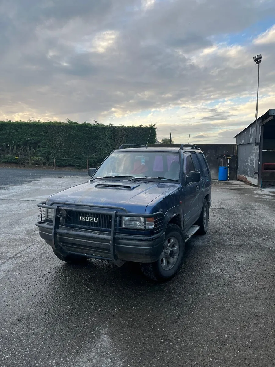 1995 Isuzu Trooper - Image 1