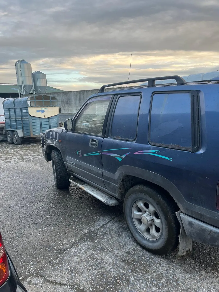 1995 Isuzu Trooper - Image 2