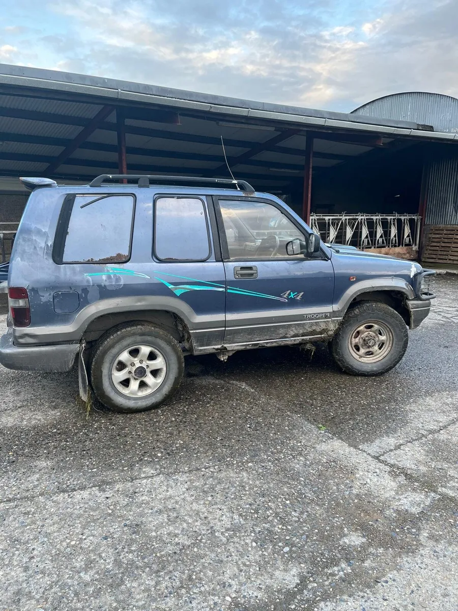 1995 Isuzu Trooper - Image 4