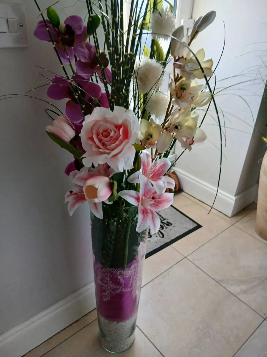 ARTIFICIAL FLOWERS IN LARGE GLASS VASE ALL NEW - Image 1