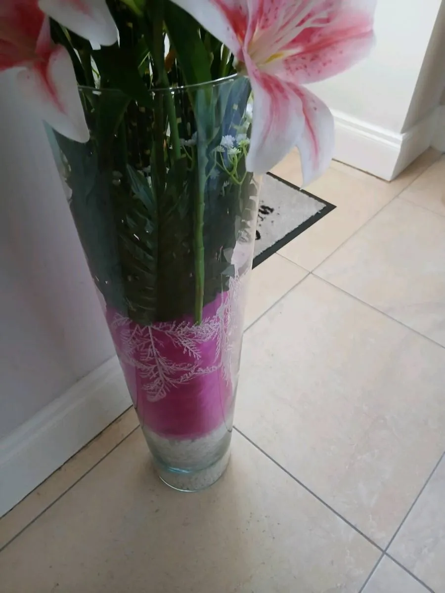 ARTIFICIAL FLOWERS IN LARGE GLASS VASE ALL NEW - Image 3