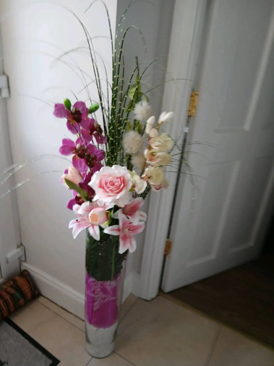 ARTIFICIAL FLOWERS IN LARGE GLASS VASE ALL NEW - Image 4