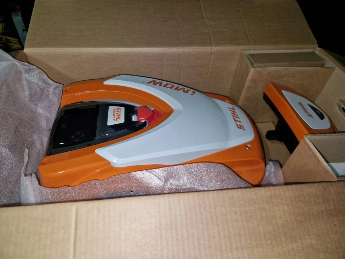 Sthil robotic lawnmower 422.2p new - Image 3