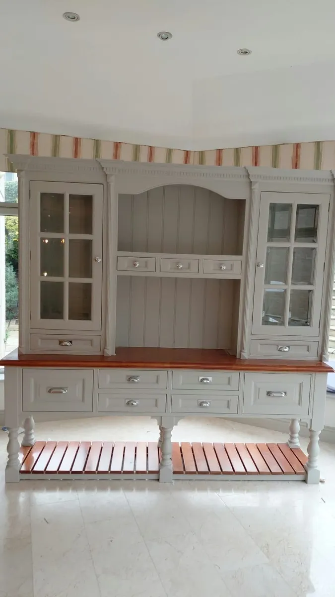 Kitchen cabinet