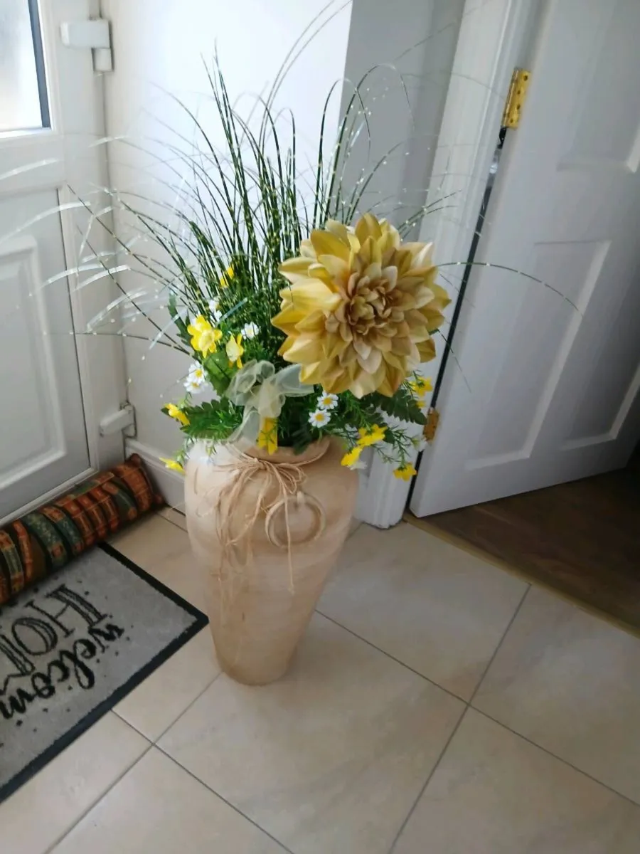 ARTIFICIAL FLOWERS IN LARGE CERAMIC POT NEW - Image 4