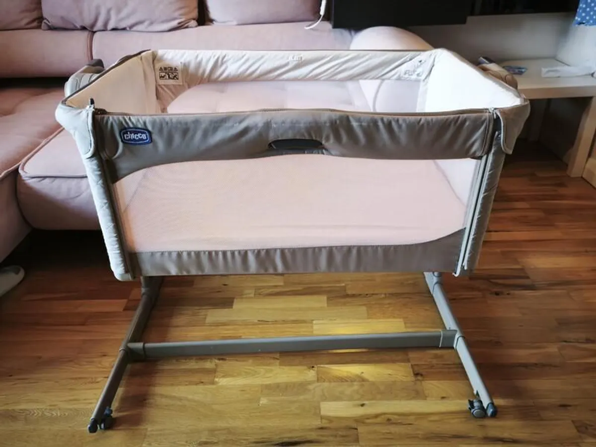 Chicco Next2Me Magic 2 Bedside Sleeping Crib - Beige - Image 2