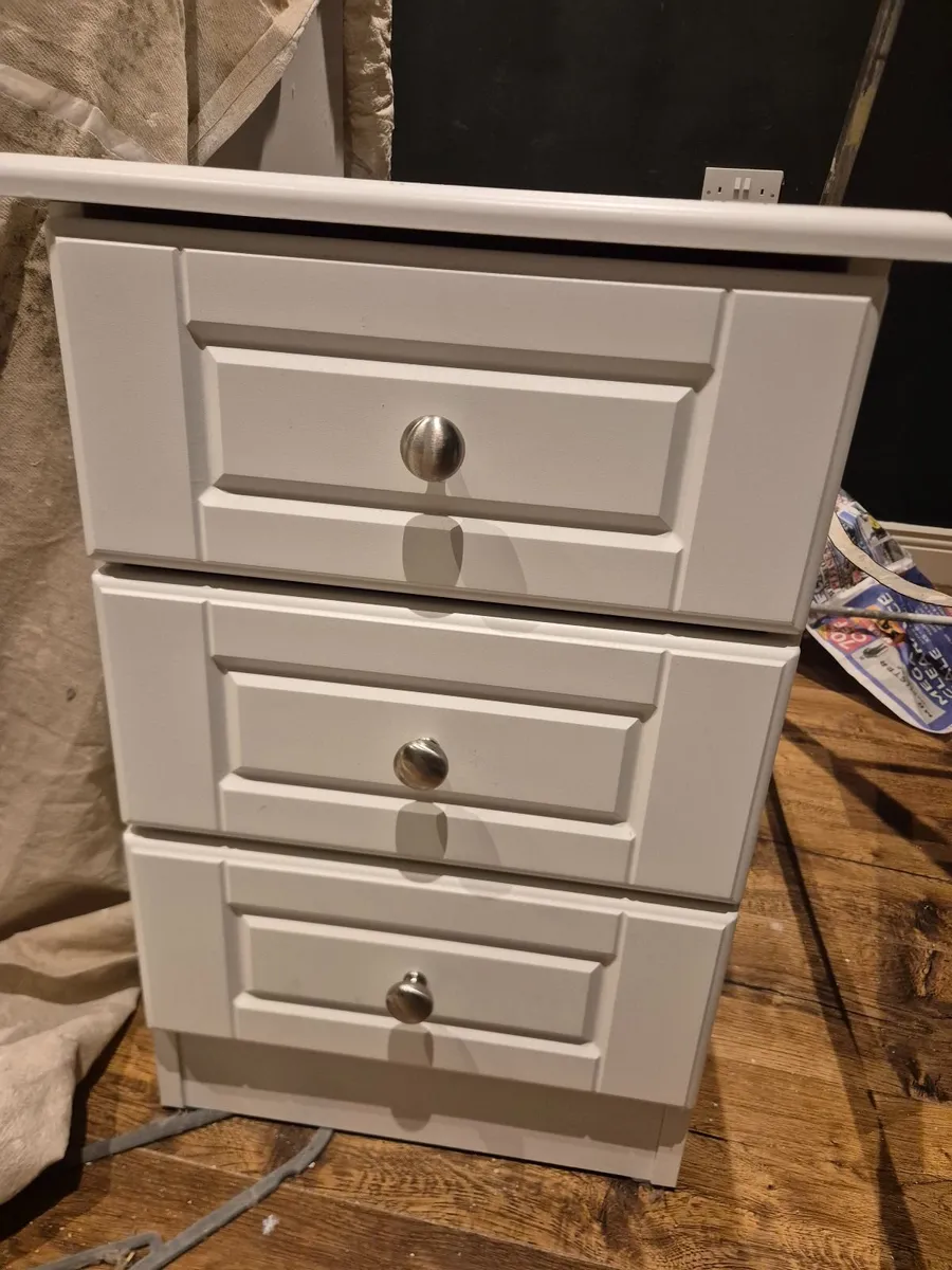 Bedroom furniture - Image 4