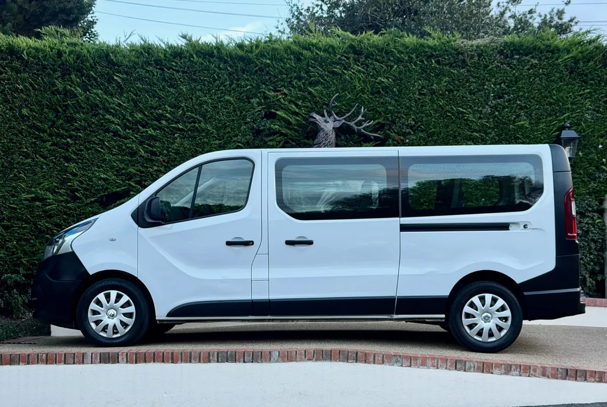 Renault Trafic 2018 9 Seater Minibus - Image 3