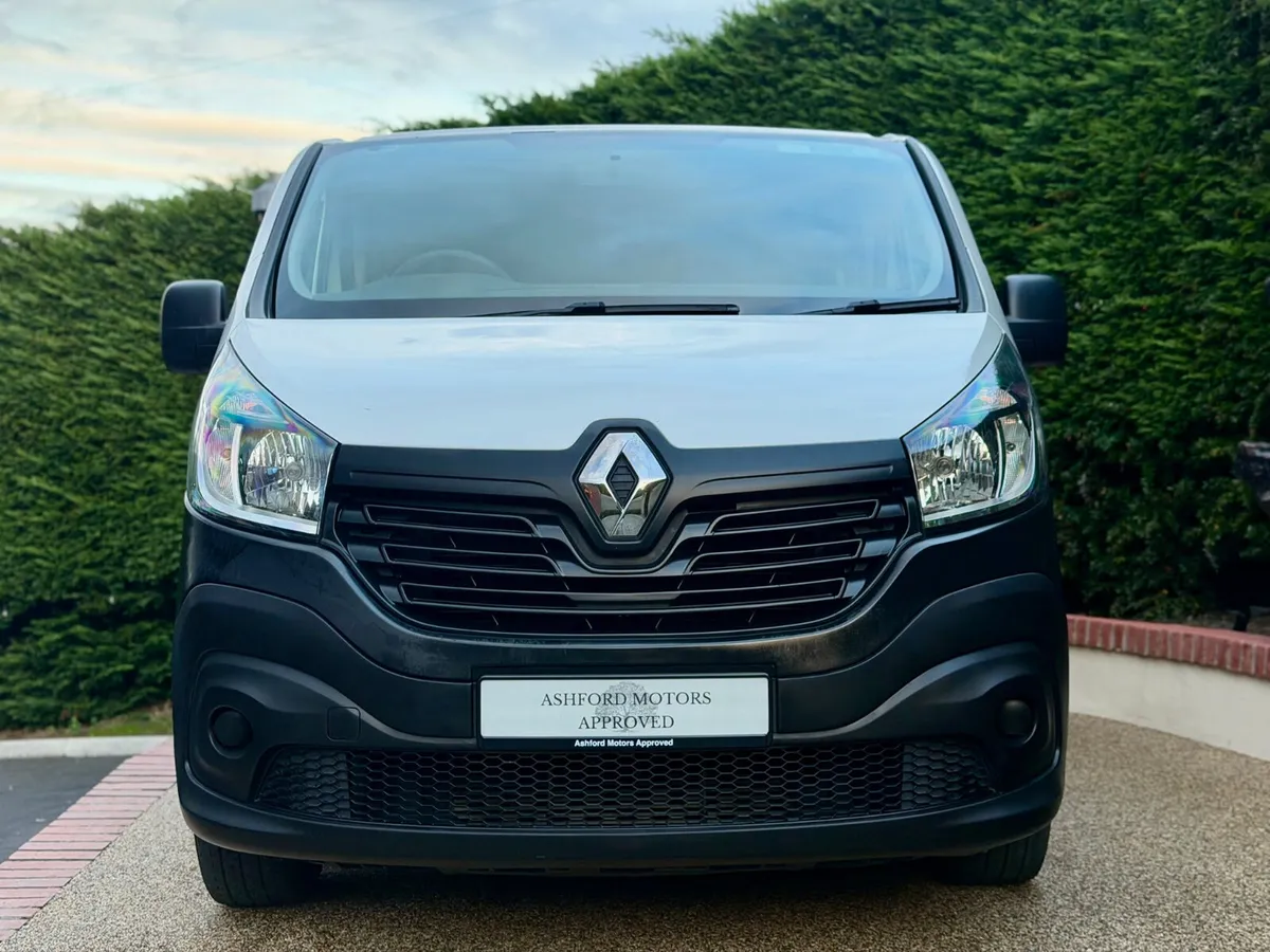 Renault Trafic 2018 9 Seater Minibus - Image 2