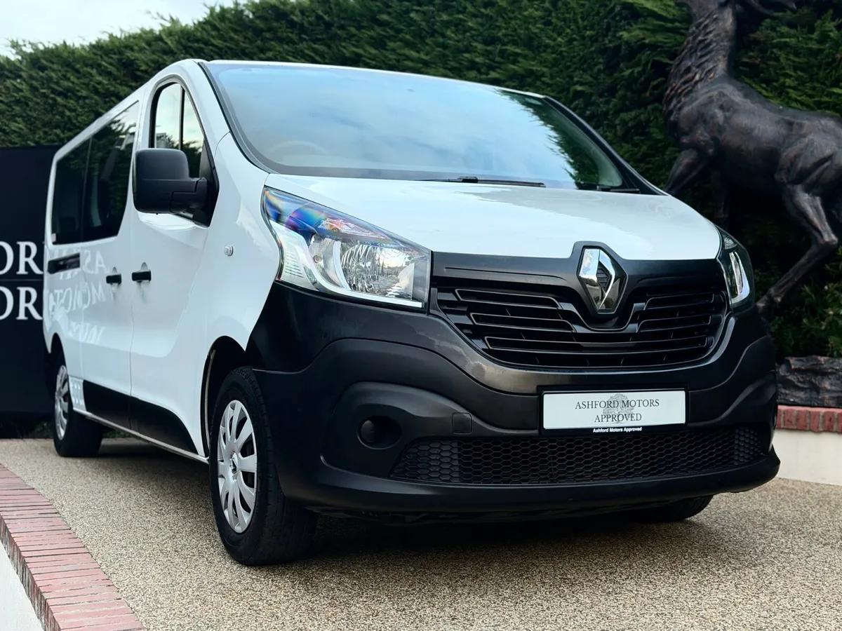 Renault Trafic 2018 9 Seater Minibus - Image 1