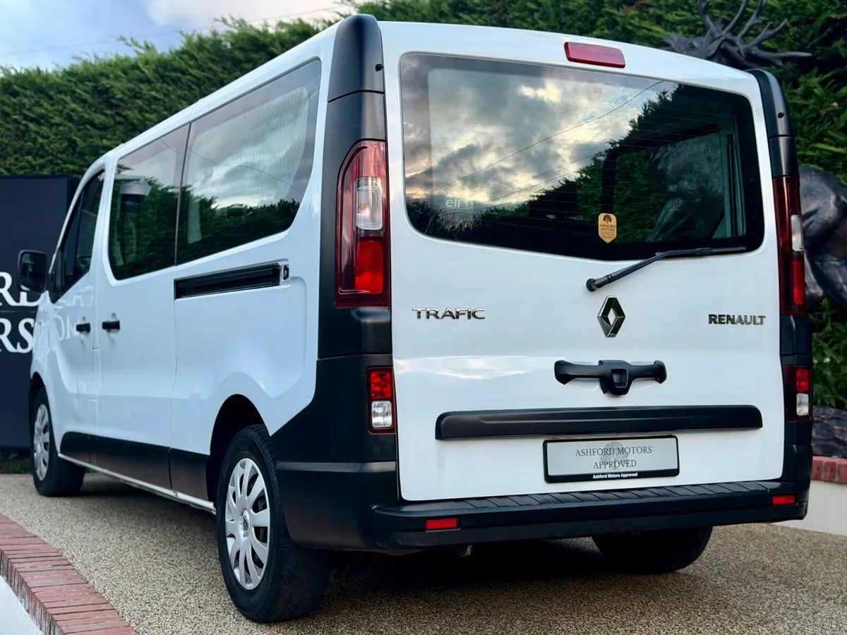 Renault Trafic 2018 9 Seater Minibus - Image 4