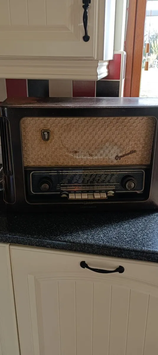 Antique radio and typewriter - Image 1