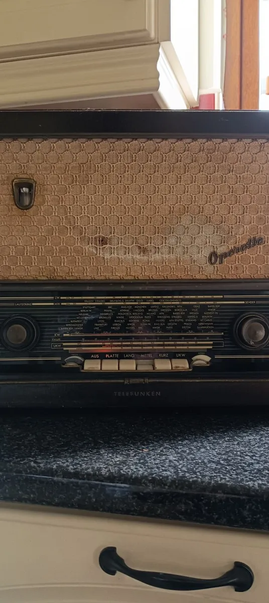 Antique radio and typewriter - Image 4