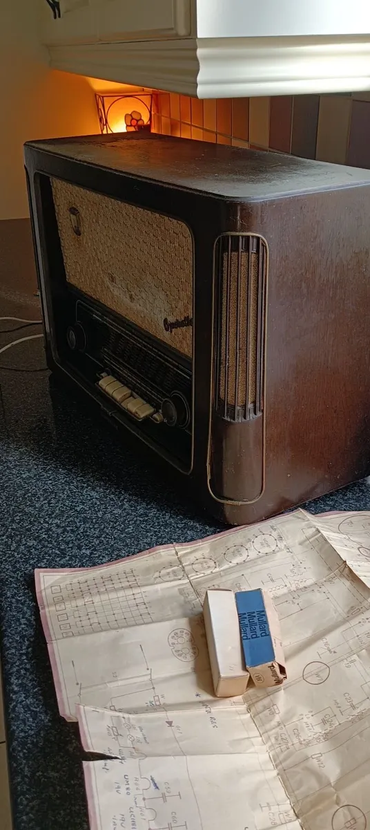 Antique radio and typewriter - Image 3
