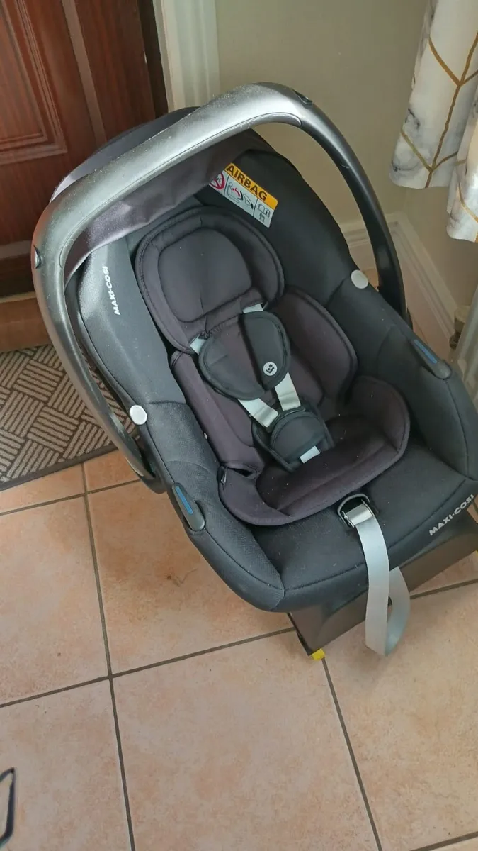 Maxi cosi carbofix infant carseat - Image 1