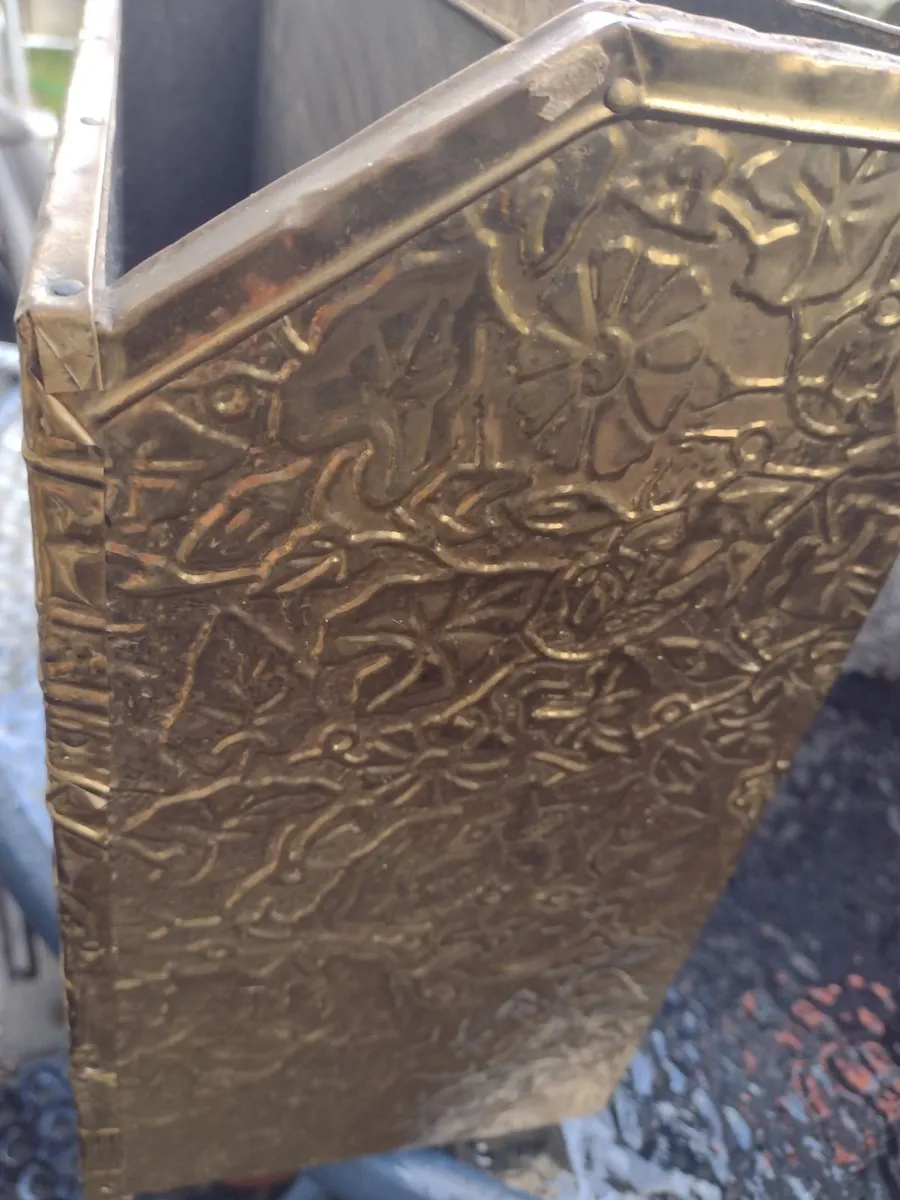 Antique brass magazine/firewood storage with handl - Image 4