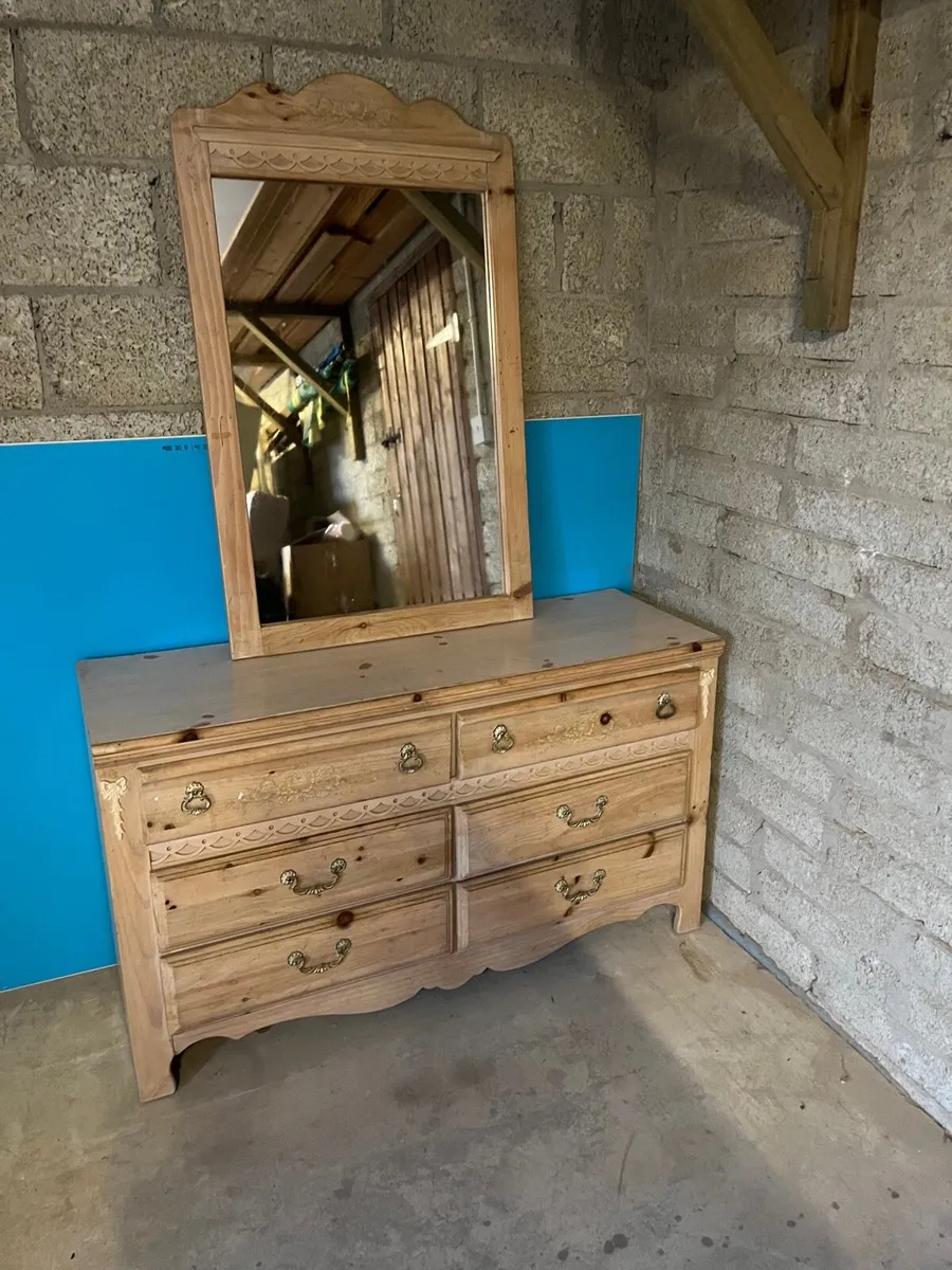 Four poster bed, dresser and locker - Image 2