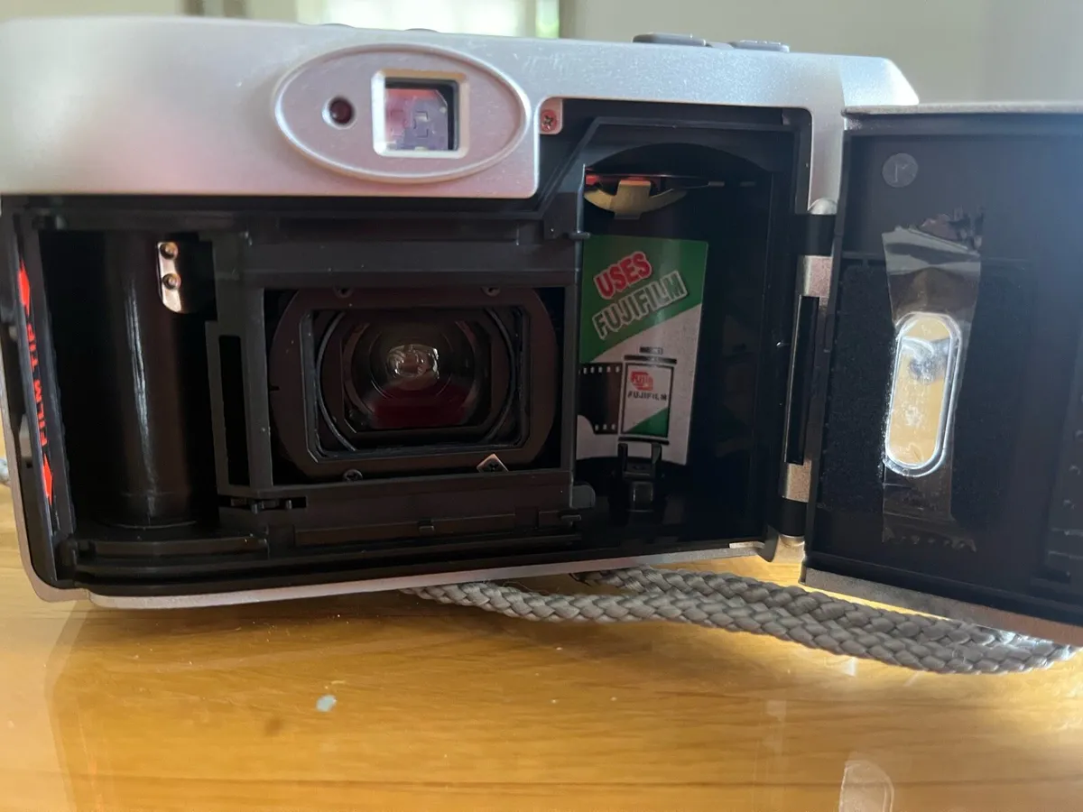 Vintage 35mm camera - Image 3