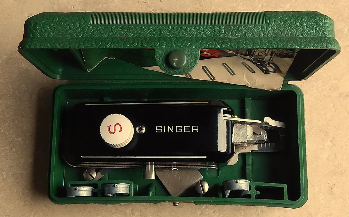 Vintage Singer Sewing Machine Buttonholer - Image 2