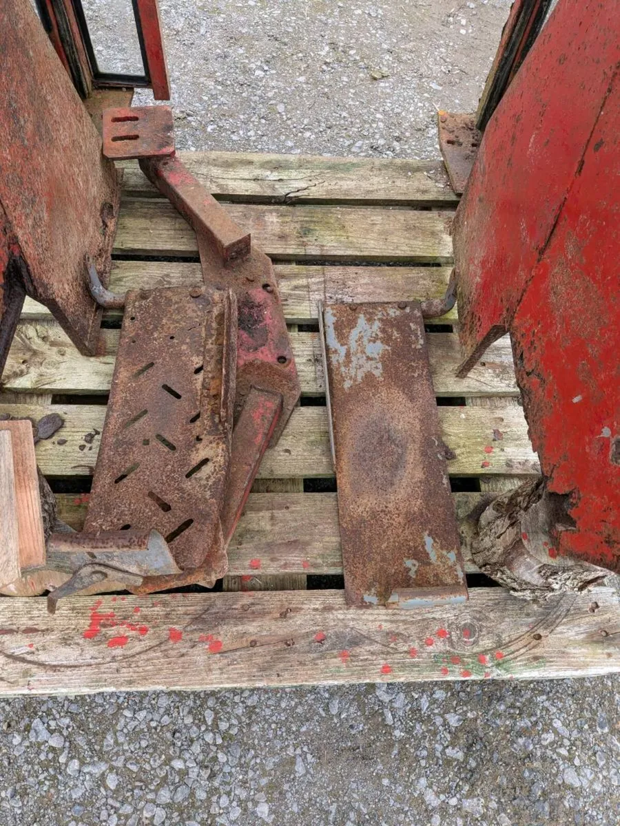 Tractor cab - Image 1