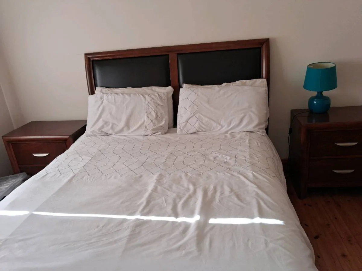 Kingsize bed & 2 matching lockers - Image 2