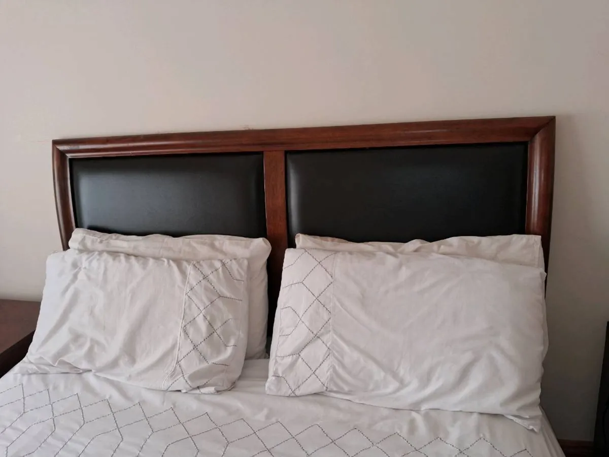 Kingsize bed & 2 matching lockers - Image 3