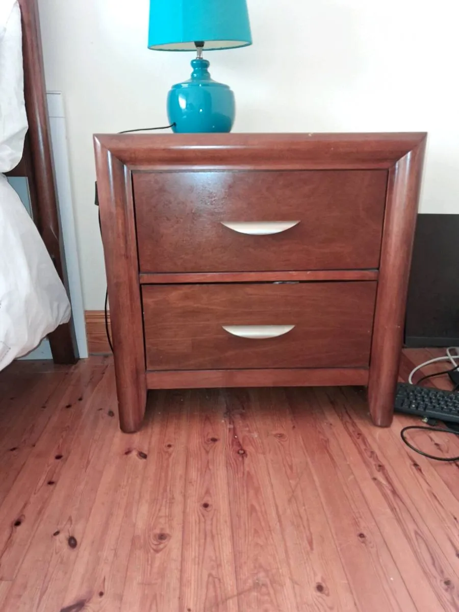 Kingsize bed & 2 matching lockers - Image 4