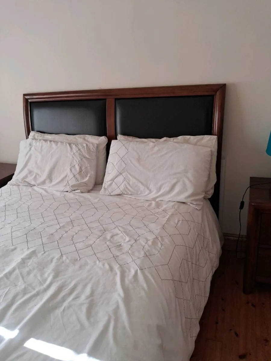 Kingsize bed & 2 matching lockers - Image 1
