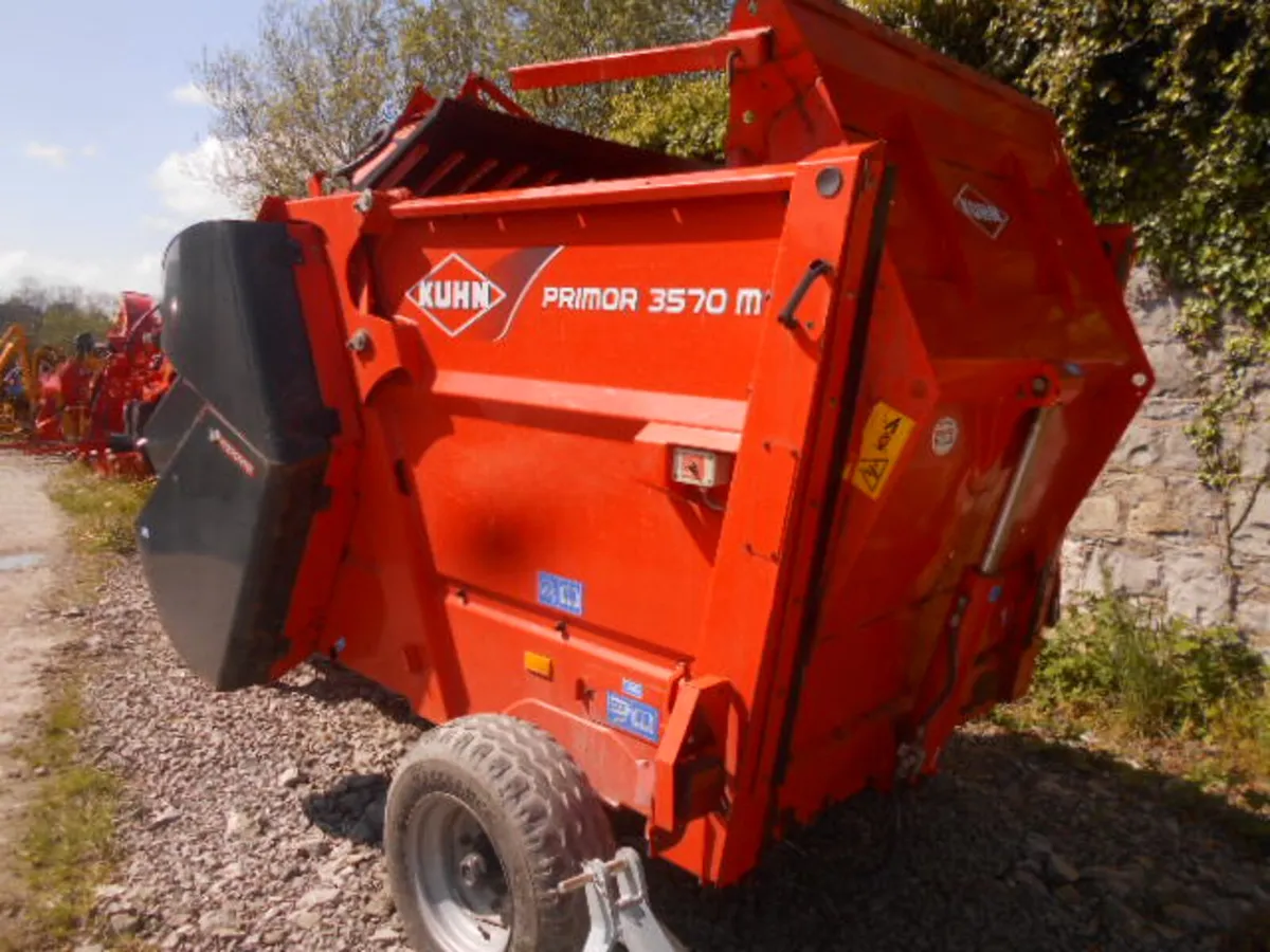 KUHN 3570M BALE SHREDDER, 2016 - Image 2