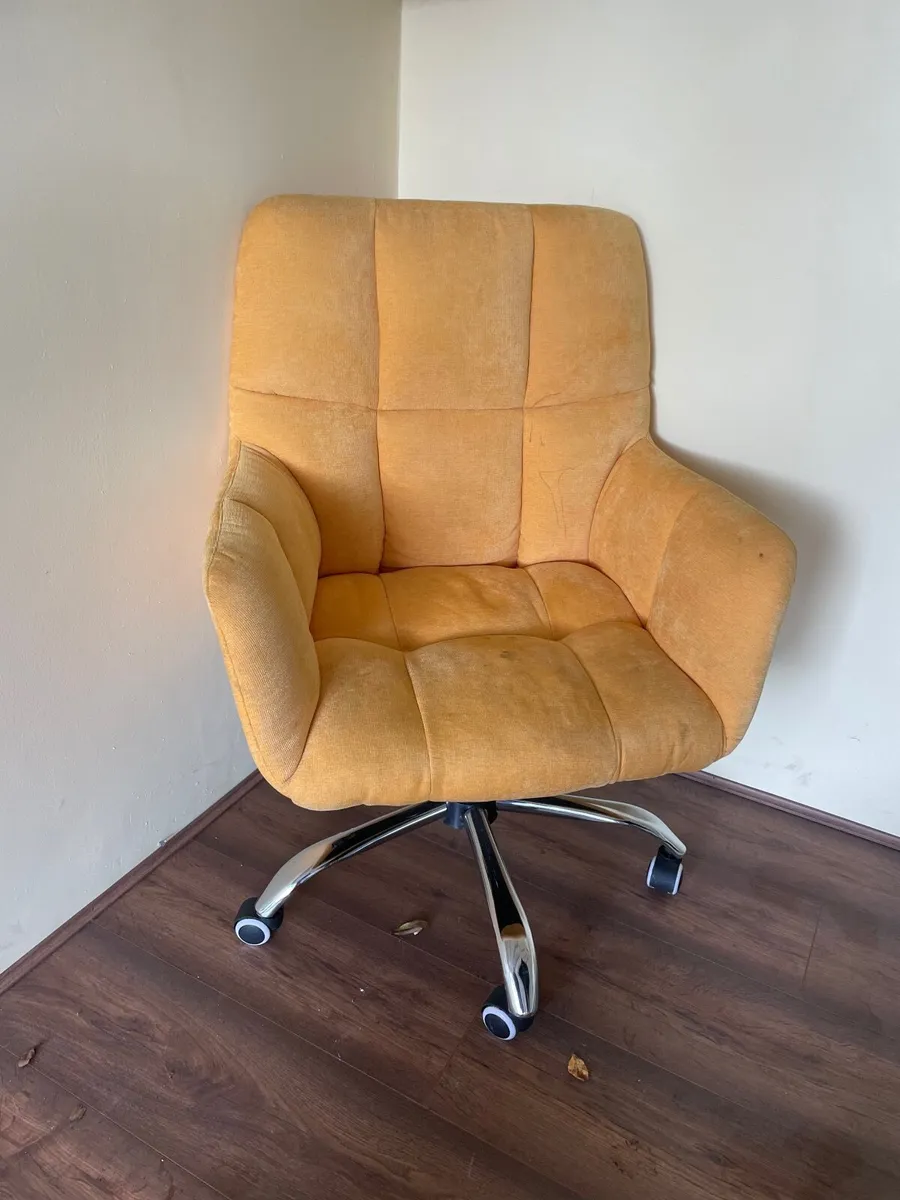 Chair- yellow - Image 1