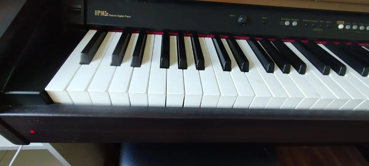 digital piano Roland HP-102e with faulty mainboard - Image 3