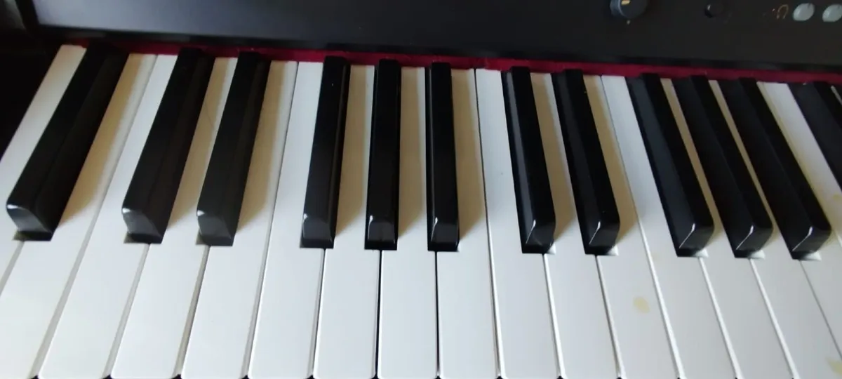 digital piano Roland HP-102e with faulty mainboard - Image 2