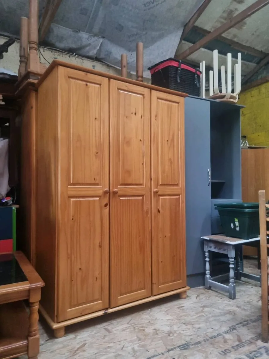 3 door soild pine wardrobe - Image 1
