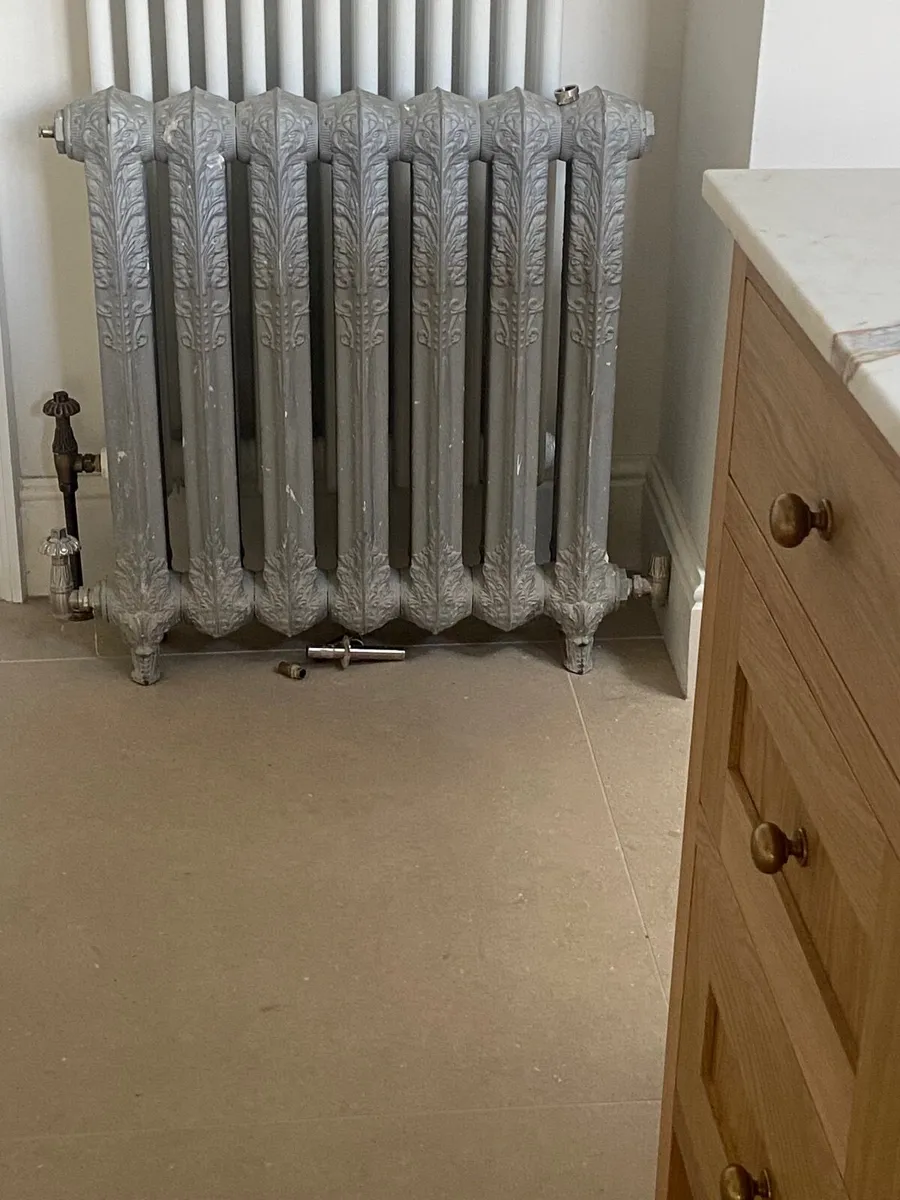 Cast iron radiators x 2 - Image 1