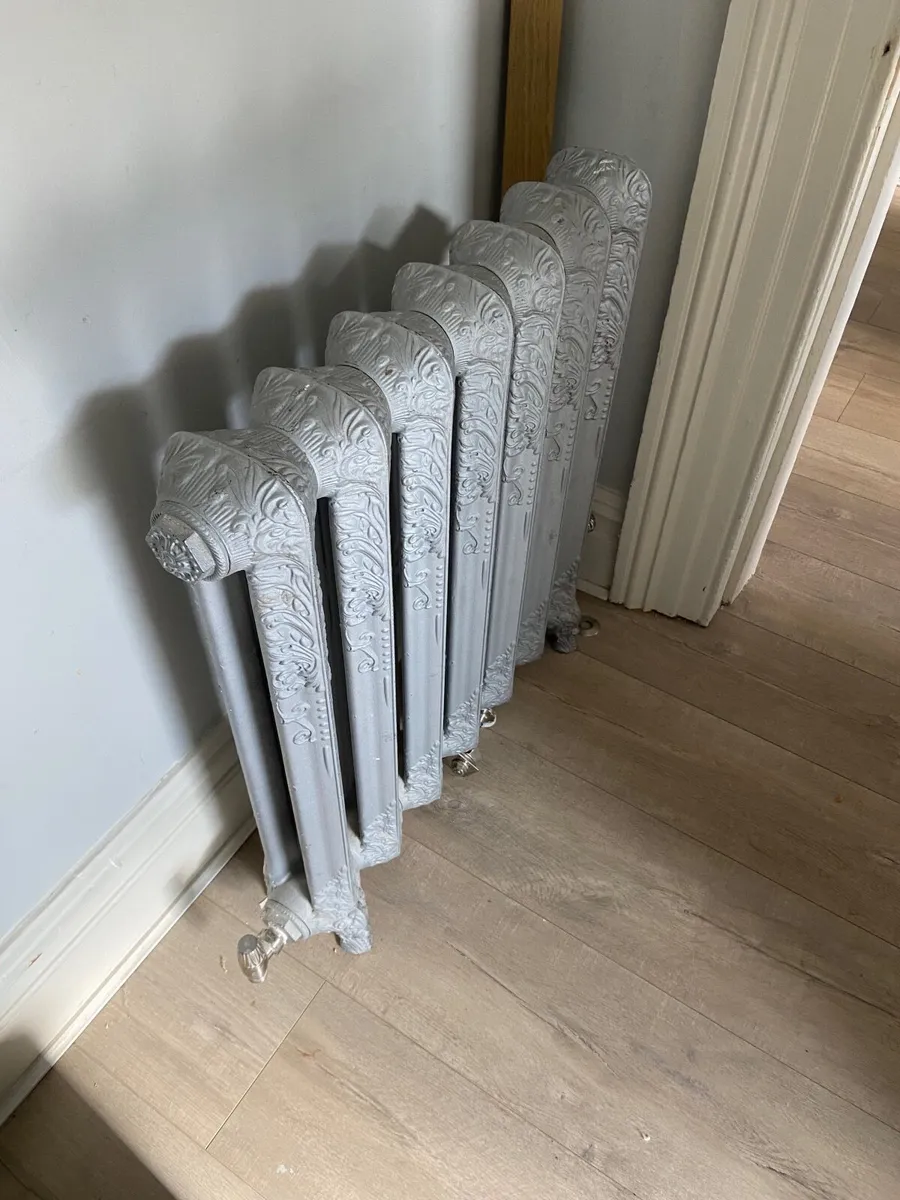Cast iron radiators x 2 - Image 2