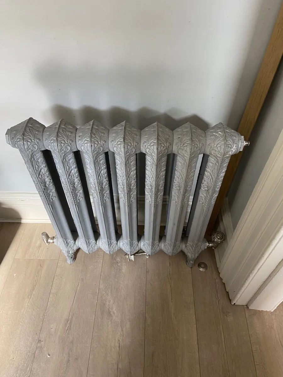 Cast iron radiators x 2 - Image 3
