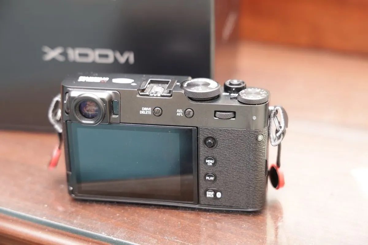 Fujifilm X100VI fixed lens Camera (Black) - Like new - Image 2