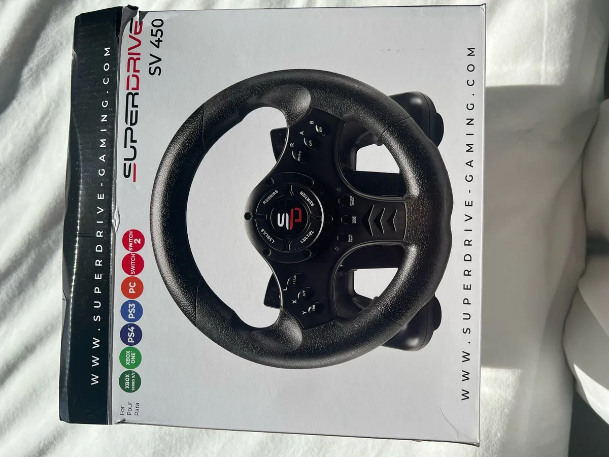 gaming steering wheel and pedals - Image 1