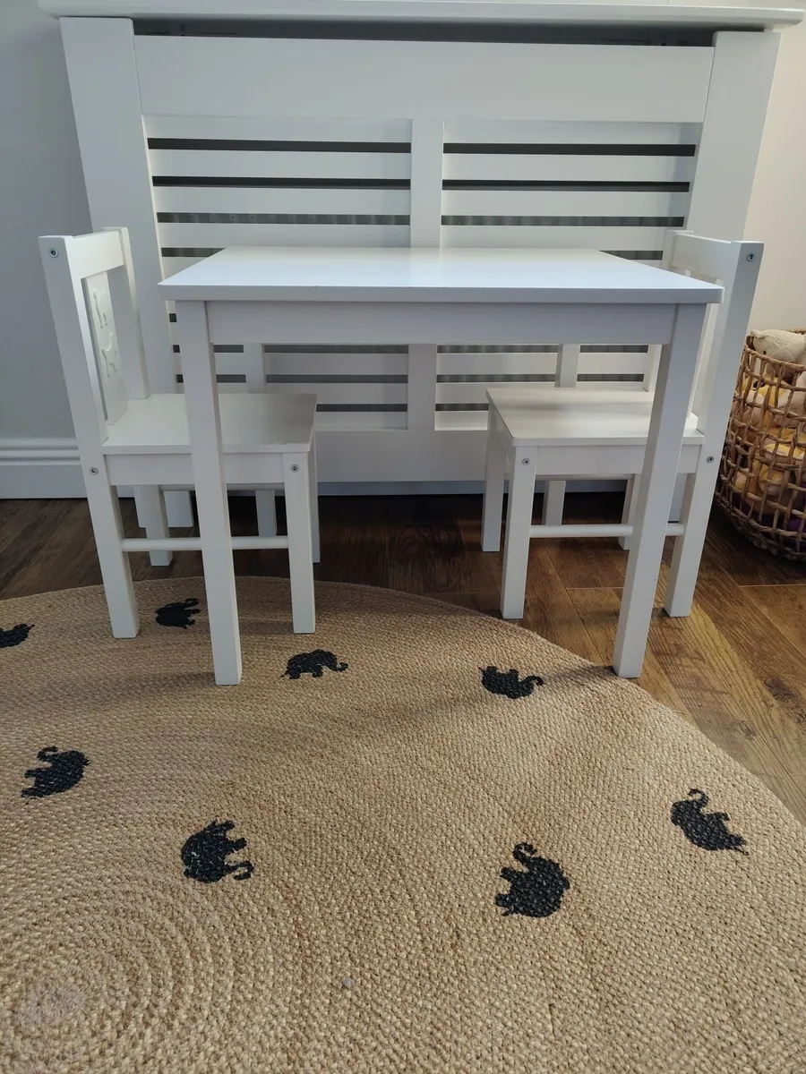 Children's table and chairs - Image 2
